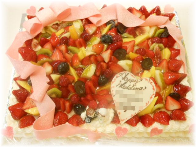 ２０１２年１１月のご注文です。　50名様用の大きなケーキに、いっぱいフルーツを飾って、大きなリボンで豪華になりました。
