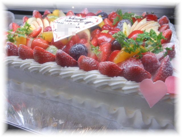 ２０１２年１２月のご注文です。　ベイシックなウエディングケーキです。四角いケーキにフルーツが敷き詰めてあります。
