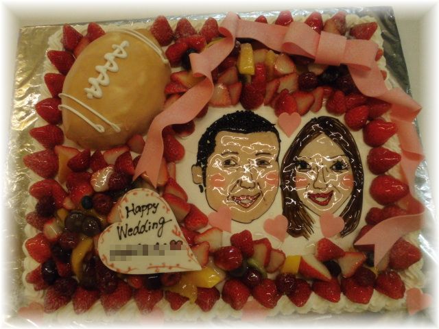 ２０１５ 年３月のご注文です。　フルーツいっぱいのケーキに似顔絵と、ケーキで作ったラグビーボールを飾りました。