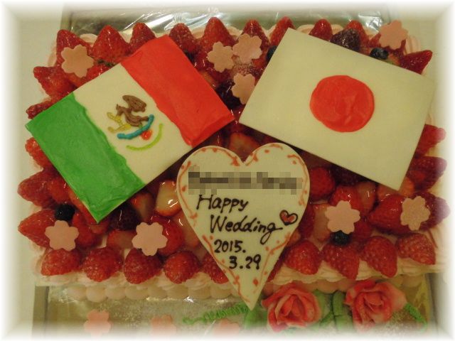 ２０１５ 年３月のご注文です。　フルーツいっぱいのケーキに、新郎新婦の国旗をデザインしました。