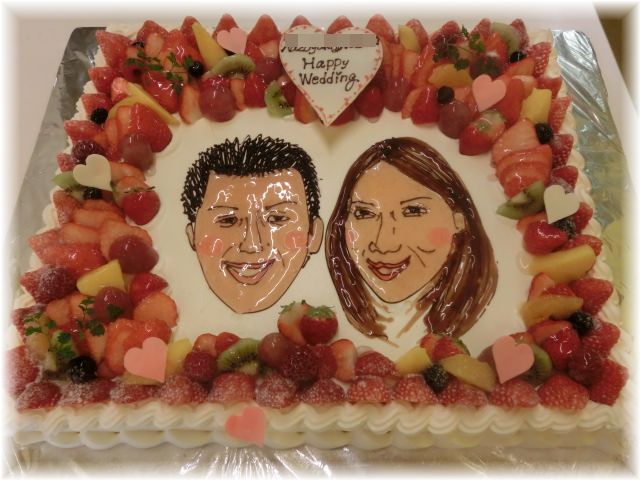 ２０１４ 年３月のご注文です。４０名様用のケーキにおふたりの似顔絵を書いて周りにフルーツを飾りました。